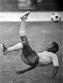 Pelé dá uma bicicleta durante treino da Seleção Brasileira, década de 1970.