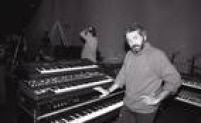 César Camargo Mariano  testa o som de seus teclados no palco do Projeto SP, 13/7/1986.