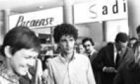 O cantor e compositor <a href='http://acervo.estadao.com.br/noticias/personalidades,caetano-veloso,640,0.htm' target='_blank'>Caetano Veloso</a>, ao lado da noiva Dedé no aeroporto de Congonhas em São Paulo, 15/9/1967.