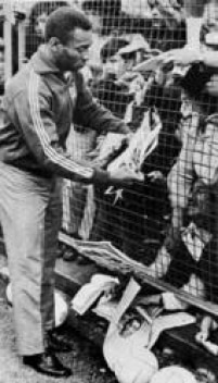 Torcedores espremidos no alambrado fazem de tudo para conseguir um autógrafo de Pelé, Lancashire, Liverpool, Inglaterra, 01/6/1966.: jogador era idolatrado no mundo inteiro. 