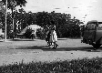 Visitantes passeiam no Parque do Ibirapuera, na zona sul de São Paulo, em 1960.