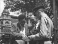 Guarda ajuda eleitores a localizarem sua seção eleitoral durante as eleiçõees para prefeito de 1957