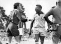 Pelé discute com o árbitro Armando Marques, durante um amistoso da Seleção Brasileira, Paraná, Curitiba, 13/11/1968.