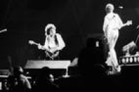 Freddie Mercury e Brian May no <a href='http://https://fotos.estadao.com.br/galerias/acervo,contatos-fotograficos-queen,26497' target='_blank'>show do Queen no estádio do Morumbi em 1981</a>.