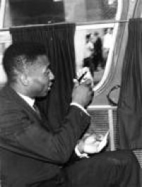 De dentro do ônibus, antes do embarque da Seleção para o Brasil, Pelé dá autógrafo a torcedor, após a conquista da Copa do Mundo do Chile. Santiago, Chile, 01/7/1962.