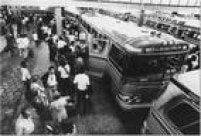 Passageiros na área de embarque e desembarque na antiga estação rodoviária da Luz, em 1972
