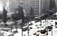 Avenida Paulista em 1984. Projeto original que previa a construção de uma avenida subterrânea foi abortado. As obras foram interrompidas em 1974. Calçadas foram encurtadas e a via ganhou mais pistas para carro e canteiro central.