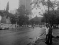 Avenida Paulista antes das obras de alargamento das pistas. A foto, de 1969, mostra as fiações ainda penduradas nos postes. Em destaque, o edifício Grande Avenida atingido por incêndio em 13 de janeiro daquele ano.