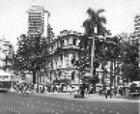 Fila para ônibus junto à Escola Caetano de Campos, na Praça da República na década de 1950.