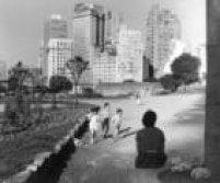  Mulher observa crianças brincando na<a href='http://acervo.estadao.com.br/noticias/acervo,praca-da-bandeira-ja-foi-local-de-lazer,11704,0.htm' target='_blank'> Praça da Bandeira</a>, localizada no centro de São Paulo em 1956. Hoje toda a área é cortada por avenidas, viadutos e passarelas, mas até o <a href='http://acervo.estadao.com.br/noticias/acervo,praca-da-bandeira-ja-foi-local-de-lazer,11704,0.htm' target='_blank'>começo da década de 1960 nela existia um jardim</a>, um lugar tranquilo e de lazer onde que atraia os moradores da região