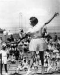 A tenista brasileira <a href='http://acervo.estadao.com.br/pagina/#!/19630426-26995-nac-0016-999-16-not/busca/Maria+Esther+Bueno' target='_blank'>Maria Esther Bueno</a>, medalha de ouro nos Jogos Pan-americanos de 1963