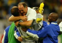 O goleiro Marcos abraça o técnico Luiz Felipe Scolari durante a comemoração após a vitória do Brasil contra a Turquia na semifinal da Copa do Mundo, 26/6/2002.