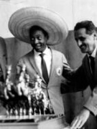 Pelé é recebido por torcedores logo após a equipe do Santos desembarcar no Aeroporto de Congonhas. São Paulo, SP, 01/3/1961.