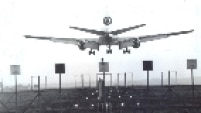 Avião deixa aeroporto de Guarulhos no final de década de 1980.