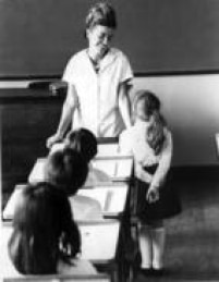 Professora em sala de aula com alunos do ensino primário, em São Paulo, SP na dácada de 1960. 