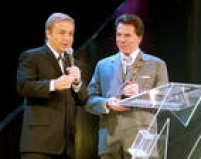 O apresentadores Gugu Liberato recebe de  Silvio Santos o prêmio "Troféu Imprensa", no SBT, São Paulo, SP, 04/4/2002. 