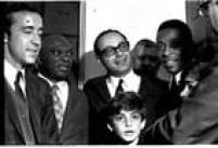 Cerimônia da entrega dos Fuscas para os jogadores da seleção. Da esquerda para a direita, Tostão, Mário Américo (massagista da equipe), o ex-prefeito Paulo Maluf e Pelé. No centro, Flávio Maluf, filho do ex-prefeito, em 1970. 