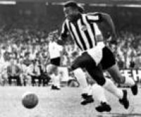 Pelé em lance da partida Santos x Corinthians. Década de 1960