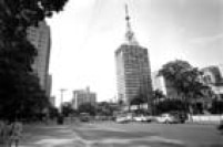 Avenida Paulista em 1969, na altura do Conjunto Nacional. Em destaque, o edifício Grande Avenida. As pistas de 30 metros de largura já não comportavam o tráfego no final dos anos 1960