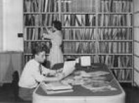 Funcionários trabalham na discoteca da Rádio Eldorado, 1958.