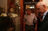 Governador de São Paulo, Cláudio Lembo visita o Museu da Polícia Militar.