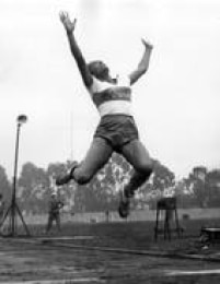 A atleta Wanda dos Santos durante prova de salto em distância, no Clube de Regatas Tietê, em 1959