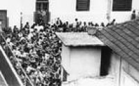 Detentos concentrado em parte do pátio depois de uma rebelião que destruíu parte de um dos pavilhões na Casa de Detenção de São Paulo, em  25/10/1967