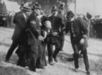 Policiais prendem<a href='http://https://acervo.estadao.com.br/noticias/acervo,quem-foram-as-sufragistas,11940,0.htm' target='_blank'> sufragista</a> durante protesto pelo direito feminino ao voto, Inglaterra, 1913.
