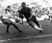 Olhar fixo na bola, Pelé tomba o corpo para driblar adversário, Rio de Janeiro, RJ, 01/01/1960.