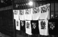 Venda de camisetas  da banda Kiss, do lado de fora do Estádio do Morumbi, São Paulo, SP, 25/6/1983. 