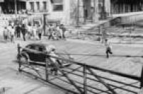Correria quando os trens se proximavam e as porteiras eram fechadas para carros e pedestres, como registrou a foto de 1957 na proteira do Brás