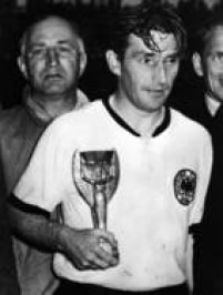  O capitão da seleção da Alemanha, Fritz Walter, segura a taça Jules Rimet depois da vitória de 3 a 2 sobre a Hungria, na final da Copa da Suíça, no estádio Berne, 04/7/1954. Foi a primeira Copa do Mundo conquistada pela seleção alemã.