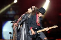O vocalista Steven Tyler (e) e o guitarrista Joe Perry durante show Aerosmith do festival Monsters of Rock, realizado na arena Anhembi, São Paulo, SP, 20/10/2013. 