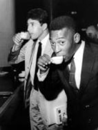 Pelé tomando um café no aeroporto ao lado de Mauro Ramos de Oliveira - capitão da Copa do Mundo em 1962 no Chile.