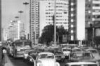 Trânsito na Avenida Paulista, na altura das ruas Maria Figueiredo e Brigadeiro Luis Antônio. São Paulo, SP, 10/11/1974.