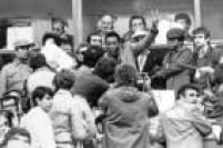 Pelé acena para fotógrafos e jornalistas, das cabines de rádio e televisão, antes do jogo entre Itáia e França, na Copa do Mundo na Argentina, 02/6/1978. Na partida, a seleção da Itália, que foi para a final contra a Argentina e ficou em 2º lugar no Mundial, venceu a França por 2 a 1. 