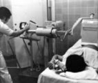 Gestante realiza ultrassonografia na Maternidade São Paulo, em 1973. O aparelho usado no exame era o Vidoson 635, o primeiro exame de ultra-som para uso em "tempo real". O Vidoson 635  tornou possível observar os movimentos no interior do corpo enquanto eles estavam ocorrendo