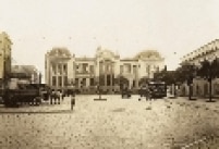 Largo de São Francisco, com a fachada do prédio da Escola de Comércio Álvares Penteado, projetado por Carlos Ekman e construído em 1902. No fundo, à esquerda, a Rua Benjamin Constant.