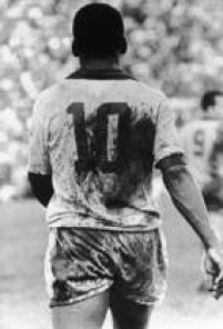 <a href='http://https://acervo.estadao.com.br/noticias/personalidades,pele,574,0.htm' target='_blank'>Pelé</a> com o uniforme da Seleção Brasileira sujo de barro em campo, durante partida na década de 70. RJ. 01/01/1970.