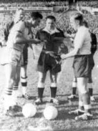 Bellini e Billy Wright, capitães das seleções do  Brasil e da Inglaterra, trocam flâmulas antes do segundo jogo entre as duas equipes pelas oitavas-de-final, 11/6/1958. A partida terminou empatada por 0 a 0. 