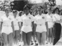 Estudantes uniformizadas na comemoração do centenário da Universidade Presbiteriana Mackenzie, São Paulo, SP, 1970.