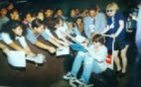 O cantor e guitarrista<a href='http://acervo.estadao.com.br/pagina/#!/19930116-36249-nac-0053-cd2-1-not/busca/Kurt' target='_blank'> Kurt Cobain</a>, do Nirvana, é empurrado em carrinho de bagagem por sua mulher Courtney Love no Aeroporto de Guarulhos em São Paulo,15/01/1993 . A banda se apresentou no <a href='http://acervo.estadao.com.br/pagina/#!/19930118-36251-nac-0029-cd2-1-not/busca/Kurt+Cobain' target='_blank'>Hollywood Rock</a>