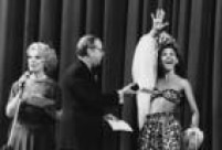 A atriz e humorista Regina Casé recebe o Prêmio Molière de Teatro, em evento realizado em São Paulo, SP., 16/10/1978.