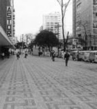 Avenida Paulista, esquina com Rua Augusta, tendo ao lado esquerda da calçada, o Conjunto Nacional, com a placa do Cine Astor, na região centro-oeste de São Paulo.  SP.11/9/1969. 