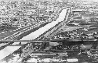 Rio Pinheiros, que em 1926 chegou a abrigar clubes esportivos às suas margens, sofre com a poluição gerada pela cidade.