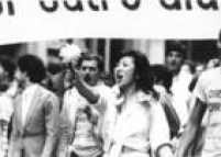 Mulher ergue uma flor em meio a multidão que se dirigia para comício das Diretas -Já   realizado na zona central da capital e que reuniu mais de 1 milhão de pessoas,  São Paulo, 16/4/1984. 