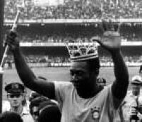 Com uma coroa na cabeça e um cetro na mão, Pelé acena para o público ao deixar o campo em sua despedida da Seleção Brasileira em São Paulo. No jogo realizado no estádio do Morumbi,o Brasil venceu a Áustria por 1 x 0.  São Paulo, SP.11/6/1971. 