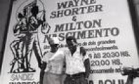 <a href='http://https://acervo.estadao.com.br/pagina/#!/19860425-34095-nac-0046-cd2-8-not' target='_blank'>Milton Nascimento e o saxofonista americano Wayne Shorter</a>  se abraçam em frente ao cartaz da sua apresentação no Projeto SP, 23/4/1986.