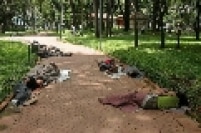 Moradores de rua dormem na Praça da República, um ano após a revitalização do local, em 2007, no centro da capital paulista.