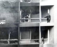 Homem aguarda bombeiros do lado de fora de uma das janelas do edifício Joelma, 01/02/1974.